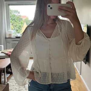 Blus - Väldigt fin blus som var populär från zara. Endast använd en gång. Storlek s Obs frakt ingår ej i pris 