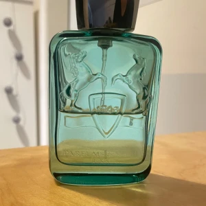 Pdm greenly - Pdm greenly  -ungefär hälften kvar -original förpackning medföljer -ställ frågor! -Obs! Vill endast sälja den här parfymen 