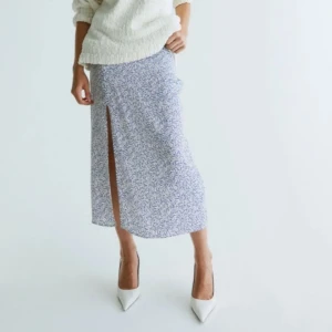 Blommig kjol m slit - Säljer denna supersöta kjol med en slit från H&M. Helt ny, kvar i förpackning. Hör av dig vid funderingar💕💕