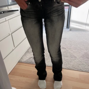 Svarta jeans - Säljer ett par snygga svarta jeans i utmärkt skick från BERSHKA i storlek 32. Dessa jeans är tillverkade i ett mjukt och stretchigt material som ger en skön känsla hela dagen. Passform som sitter perfekt och är både bekväma och stilrena.