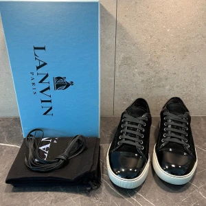 Lanvin skor - Säljer dessa eftertraktade lanvin skor i färgen svart. Skorna är är i bra skick och inte använda mycket (endast små tecken på användning) , skick 9/10. Stl 6 vilket motsvarar 41/42. Box, dustbag och extra snören tillkommer vid köp! 