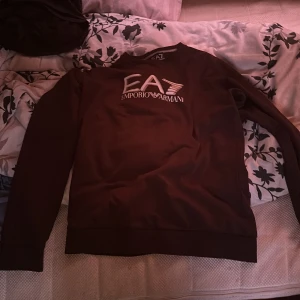 EA7 - Den är använd ett par gånger men den är äkta och är 10/10Skick 