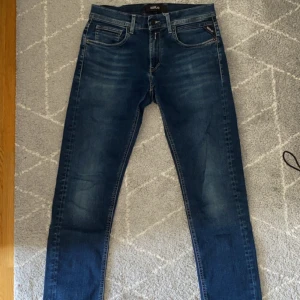 Replay anbass hyperflex - Säljer nu dessa Replay hyperflex i nyskick!  Fin mörkblå färg som passar till allt🫡 Skriv vid ytterligare funderingar eller fler önskade bilder📸 Mvh John🍾