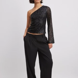 Paljett-topp - Svart paljett-topp från NA-KD, mycket sparsamt använd och fint skick bortsett från att lappen lossnat på ena sidan (se sista bild). Storlek XS💗