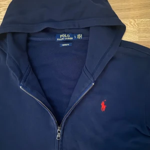Ralph Lauren Hoodie - Skit snygg Ralph lauren zipper. Väldigt bra skick. Storlek L men passar alla som har M också. Skicka ett meddelande om du har några frågor eller prisförslag.