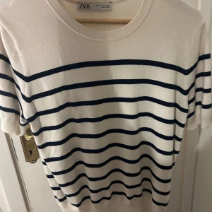Zara topp  - Söt zara topp som tyvärr aldrig kommer till användning 💖stl xl men passar även som m/s