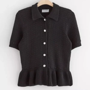 Svart topp - Snygg svart stickad kofta från Holly & Whyte. Använts 1 gång, som ny! Inga defekter 🥰 Ny pris 499kr