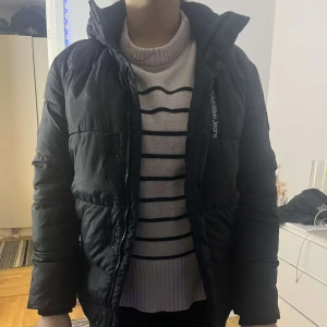 Svart pufferjacka från Calvin Klein - Säljer en snygg och varm svart pufferjacka från Calvin Klein. I fint skick och knappt använd då den ej passade min stil. Kom gärna med bud, vill bli av med så snabbt som möjligt! 🤍