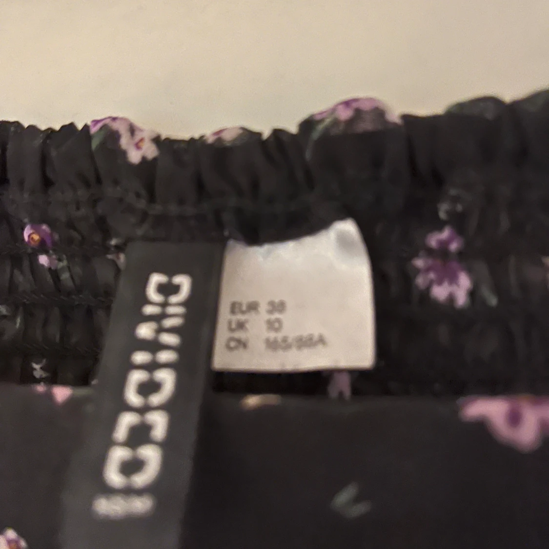 Svart/blommig blus - 90