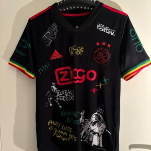 Ajax Bob Marley limited edition - Säljer min Ajax/Bob Marley tröja då den inte kommer till användning längre. Tröjan är i bra skick, kan frakta men även mötas upp i Stockholm.