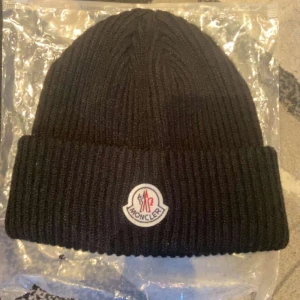 Moncler möss  - Hej säljer nu min Moncler möss eftersom jag aldrig använder den. Mössan är i fint skick.  Pris går att diskuteras 