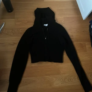 Svart hoodie från Gina Tricot - Säljer en svart hoodie från Gina Tricot. Den har en dragkedja framtill och är perfekt för en casual look. Passar bra till både höst och vinter. Rätt liten i storleken så skulle säga att den passar xs/xxs