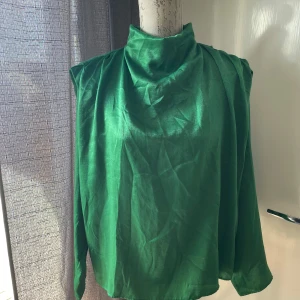 Blus Zara - Fin grön blus från Zara. Stl. XL. 100 % polyester. Fint skick.