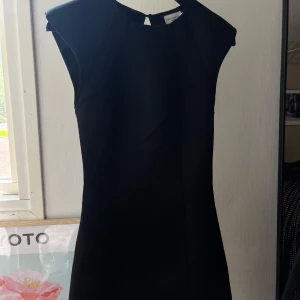 Svart klänning från Nakd - Nakd x Josefin HJ Öppen rygg  Puffiga axlar