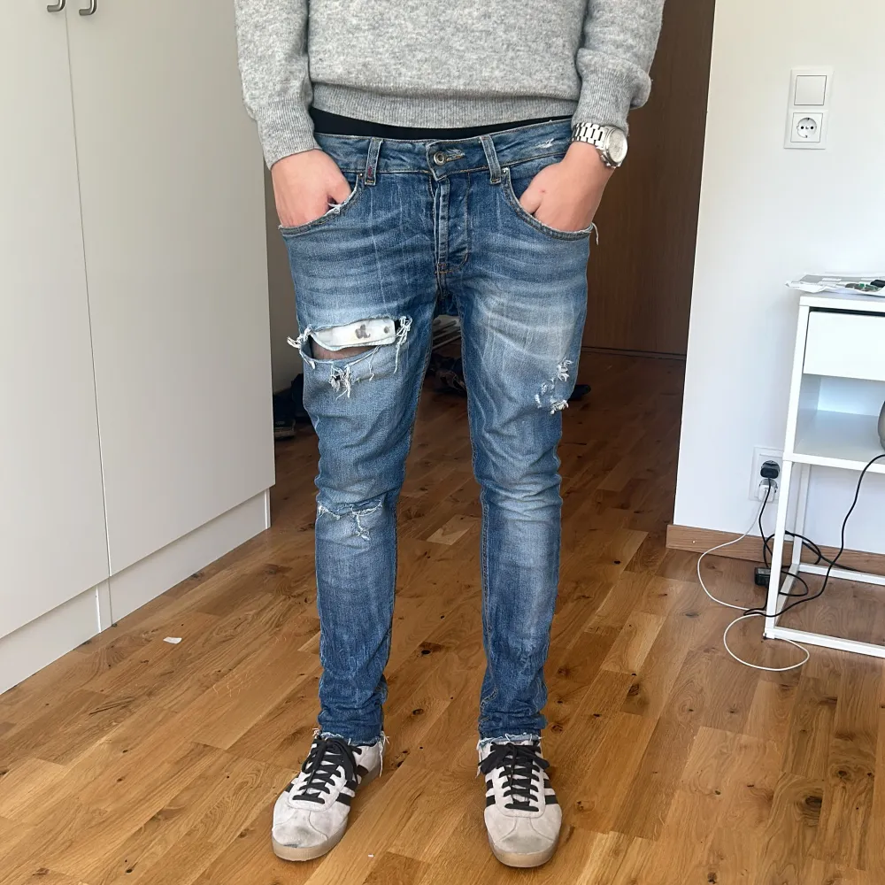 Dondup George jeans. Slitningarna är såklart modellen på byxorna. W32. Jeans & Byxor.