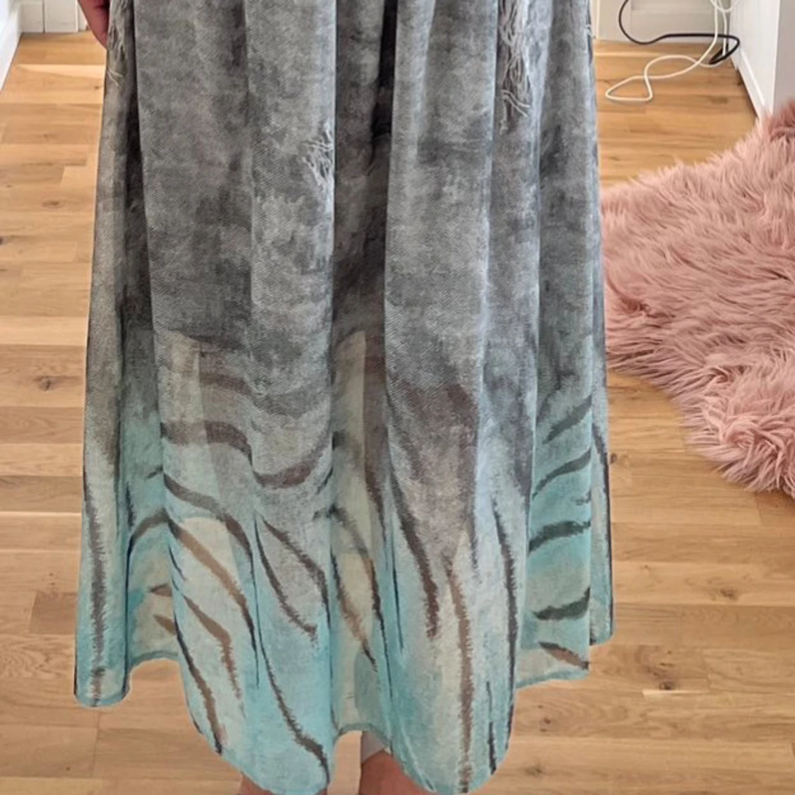 Grå axelbandslös klänning med mönster - 2