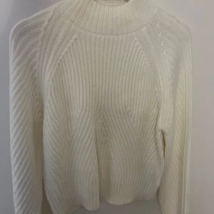 Stickad tröja  - Fin stickad tröja som jag använd några gånger, lite smink på halsen som går att tvätta bort. 