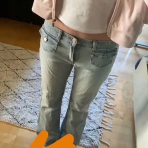Lågmidjade jeans  - Snygga lågmidjade jeans ifrån abrand jeans  Innerbenslängd: 79-80cm  Midjemått rakt över: 35cm