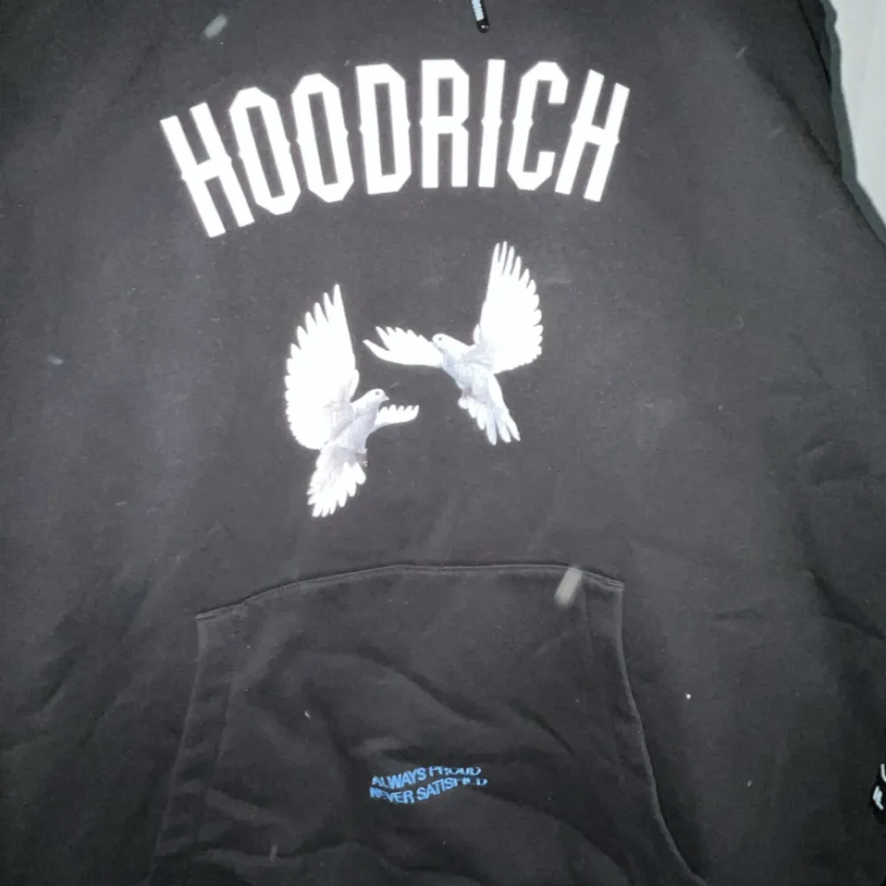 Svart hoodrich hoodie i storlek L. Köpt på Jd för ganska exakt ett år sen för 900 o knappt använd. Hör av er om ni vill ha fler bilder Elr om d e nåt ni undrar🤙💯. Hoodies.