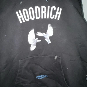 Hoodrich hoodie - Svart hoodrich hoodie i storlek L. Köpt på Jd för ganska exakt ett år sen för 900 o knappt använd. Hör av er om ni vill ha fler bilder Elr om d e nåt ni undrar🤙💯