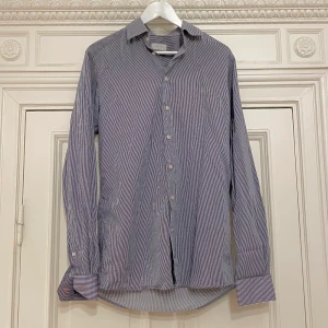 ETON skjorta blå, storlek 40 - Eton skjorta storlek 40 i mycket fint skick. Jag har flera olika varianter till salu. Nypris: 2000 kr. Köpet är slutgiltigt.