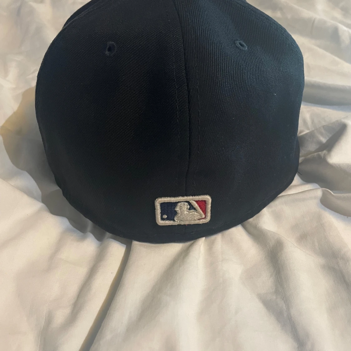 Fitted keps i färgen marinblå - 90