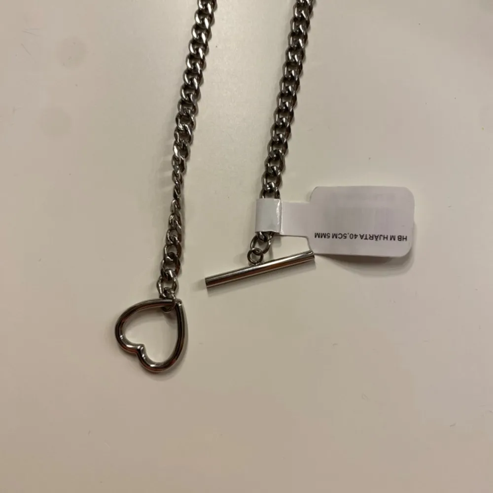 Köpt på ur&penn för 398kr, den är helt ny och oanvänd. Säljer då den inte riktigt var min stil. Den är även slutsåld på hemsidan.. Asusteet.