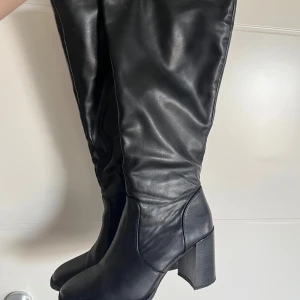 Svarta stövlar klack - Säljer ett par svarta stövlar i storlek 37. Använd några gånger, färgen har skrapats bort lite på högra klacken