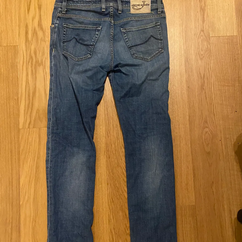 Säljer dessa Jacob Cohën jeansen eftersom de inte passar mig längre.  Väldigt bra skick inte använts för mycket Fråga gärna om mer bilder ifal du vill ha. Jeans & Byxor.