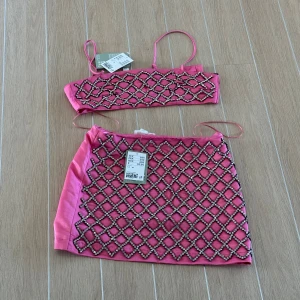 HM rosa set med kjol & crop top! - Superfint set från HM som är slutsålt! Toppen är i S och kjolen i XS. Båda delarna har lapparna kvar. Nypris var 1.299💕