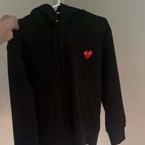 Play comme des garcons tröja - Hejsan! Säljer denna tröja då den är lite liten och andvänder ej längre. Skick 7-10  Storlek S men liten i storleken Nypris 2300