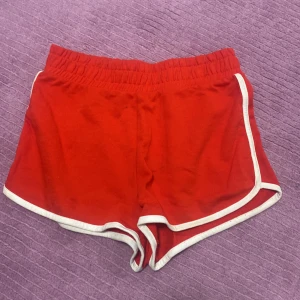 Shorts - Mjukis shorts, Mid rise, Röda med vita streck, inga snören. 
