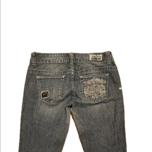 Vintage Guess Jeans - Vintage Bootcut Guess Jeans! Är stretchiga och måtten är: Midja 40 cm Längd 105 cm Tveka inte att fråga vid ytterligare funderingar!⭐️