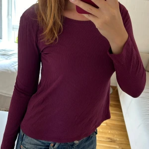 Långärmad lila tröja  - Snygg lila tröja med ett kors på övre ryggen. Är från Lindex men köptes på second hand och har ingen lapp i sig som säger storleken men skulle säga att den sitter som en S.