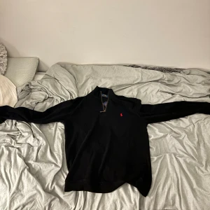 Polo Ralph lauren  - Säljer en helt oanvänd Ralph lauren half zip.
