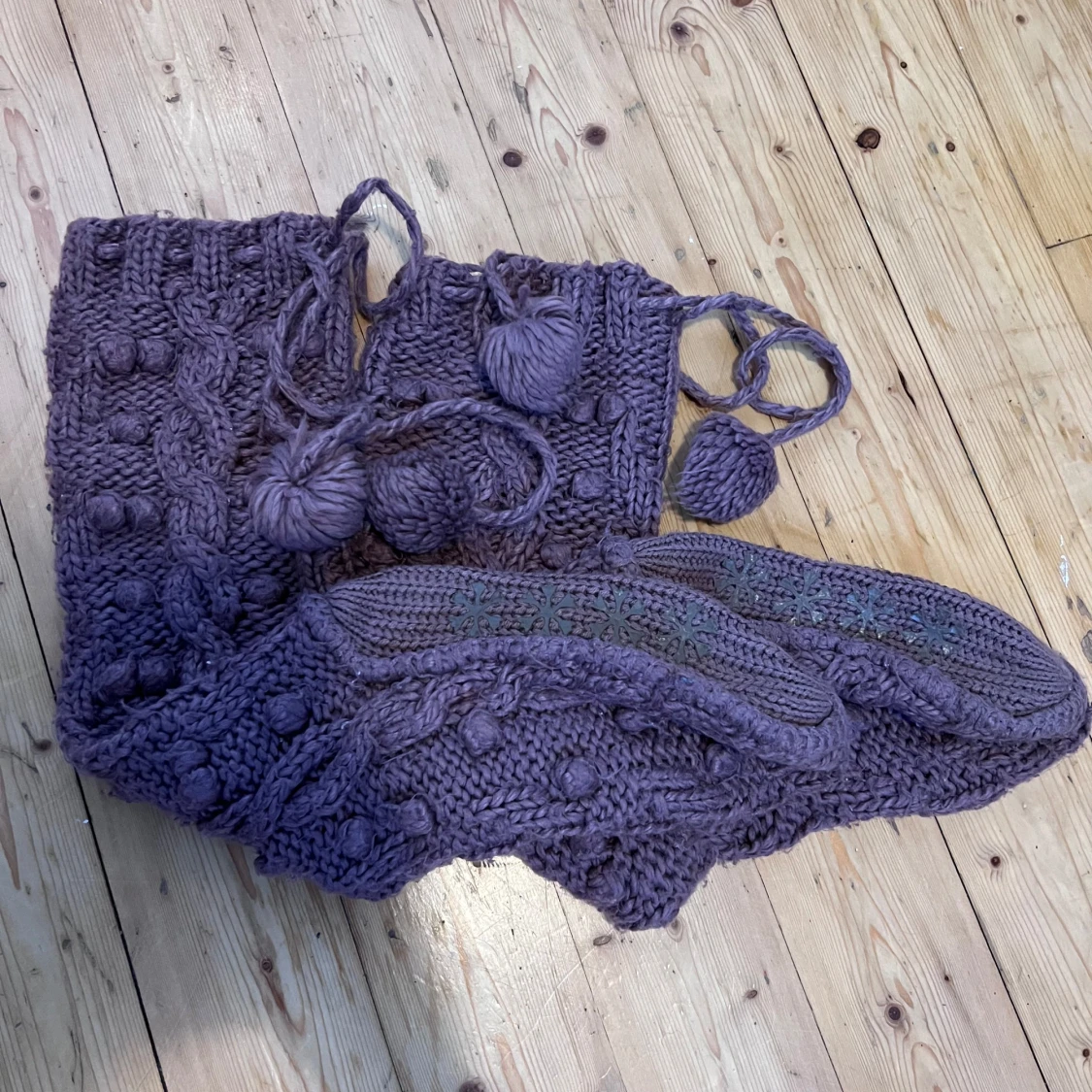 Fluffiga mysiga varma bruna sockor med snörning och dekoration - 90