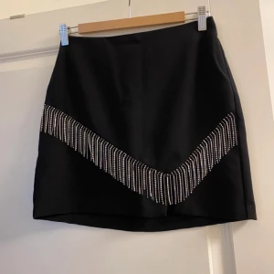 Kjol  - Svart kjol från zara, använd en gång och har en liten slits på sidan💞 storlek 36