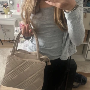 beige väska  - jättefin beige handväska