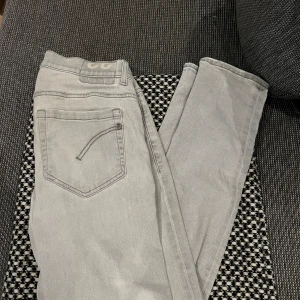 Dondup george - fräscha dondup george i stl 33 passar även 32. Inga skador vad jag kan se. Skriv för fler bilder eller frågor.