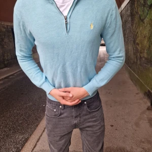 Ralph Lauren halv zip - Bakåtlutad tröja köpt i new york för $250. Väldigt snygg och i väldigt gott skick.  Sällan använd.  Först till kvarn, samt prutbar vid snabb affär! 