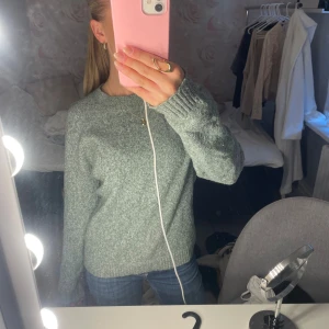 Stickad tröja - Grön stickad tröja från veromoda, bra skick💕