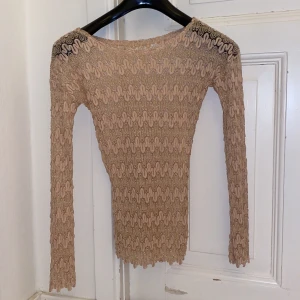Topp med fina detaljer  - Jättebra passform och har fina detaljer. Det finns ingen lapp men skulle gissa på att storlek xs/s💓den är rosa-aktig i verkligheten men ljuset på bilden får den att se beige ut🙌🏻
