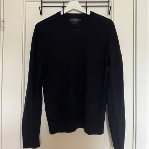 Stickad Riley longsleeve  - Säljer min Riley longsleeve. Skicket är riktigt bra.  Pris kan diskuteras vid snabb affär!