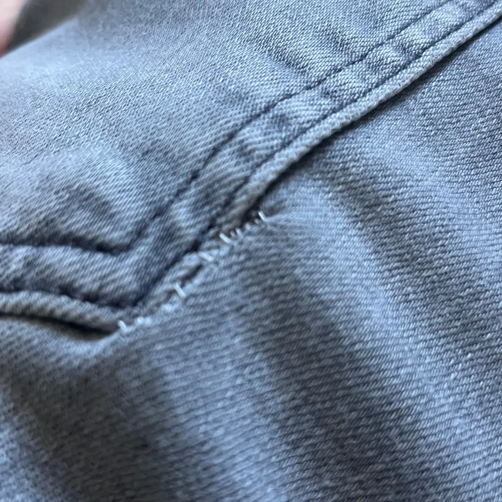 Gråa jeans från kappahl i storlek 158 men dom var väldigt små i storleken så dom passar som 154. Dom har 2 defekter vid fickorna som jag har sytt ihop, för fler bilder skriv privat💕. Jeans & Byxor.