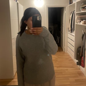 Grå stickad tröja - Mysig och varm ljusgrå  stickad tröja perfekt nu till hösten! Den är i extremt bra skick! 