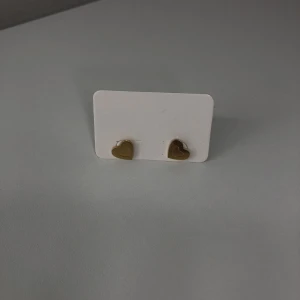 Guldörhängen  - Små söta hjärtan i guld. Använda en del men är inget fel på dom! Hör av dig vid frågor & köp 🫧. ❗️Tar bara emot Swish ❗️