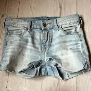 jätte fina shorts ifrån holister!😍 De är vintage om har blivit klippa till shorts alltså var de jeans först!!