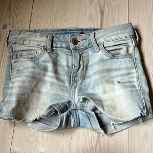 shorts ifrån holister🥰 - jätte fina shorts ifrån holister!😍 De är vintage om har blivit klippa till shorts alltså var de jeans först!!