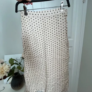 Prickig kjol - Halvlång kjol från H&M med svarta prickar! 