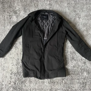 Lindbergh jacka  - Säljer en sjukt snygg svart Lindberg vinter rock!  Storlek S! Vid frågor, skicka ett meddelande! 